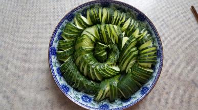 6.把切好的黄瓜，盘在盘子中。
