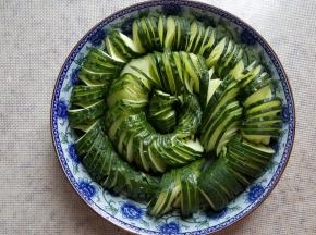 6.把切好的黄瓜，盘在盘子中。