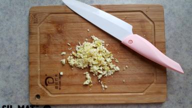 7.取三瓣大蒜，用刀切碎末。说到这里，不由得要再夸一下奈瓷刀，切完蒜后用水一冲，什么味道都没有，不像平时的菜刀切好蒜后切什么都是一股子蒜味。