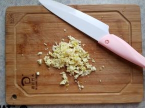 7.取三瓣大蒜，用刀切碎末。说到这里，不由得要再夸一下奈瓷刀，切完蒜后用水一冲，什么味道都没有，不像平时的菜刀切好蒜后切什么都是一股子蒜味。
