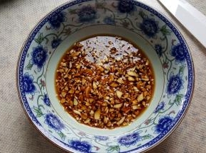 8.言归正传把蒜末放在容器中，加入盐，糖，醋和酱油（可以倒入适量凉开水）。