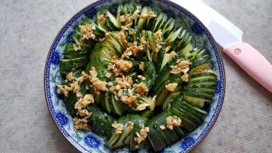 9.把拌好的汁浇在蓑衣黄瓜上。