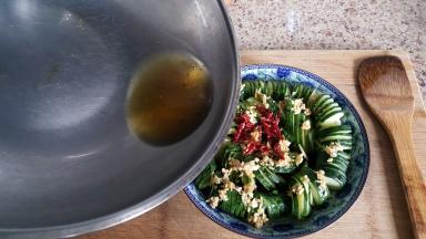12.花椒粒炸香后丢弃，趁热将油浇在黄瓜上。