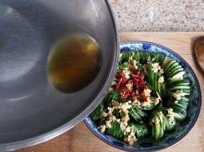 12.花椒粒炸香后丢弃，趁热将油浇在黄瓜上。
