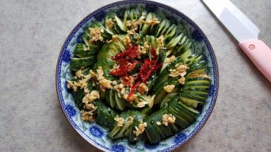 10.把干红辣椒切丝放在黄瓜中间。