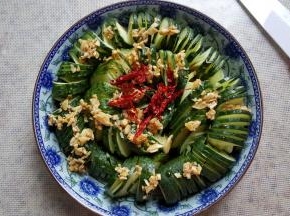 10.把干红辣椒切丝放在黄瓜中间。