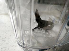 将适量冰块放入搅拌杯