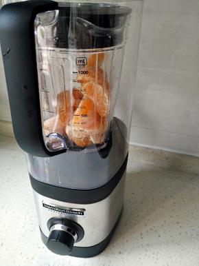 将搅拌杯放上破壁机，放下静音罩，插上电源