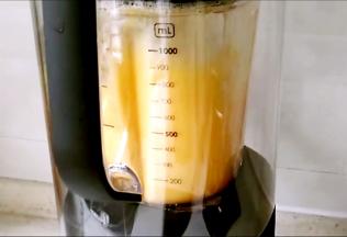 将旋钮转到8档，破壁机开始启动，大约20秒即可停止，冰爽可口的桔子汁冰沙就做好了