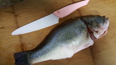 2.用刀将头斩掉。