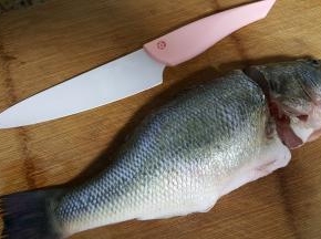 2.用刀将头斩掉。