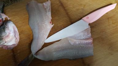 4.除净胸部刺，用奈瓷刀帖着鱼刺片，很快会剔好，你和大厨之间只是一把刀的距离（吼吼）