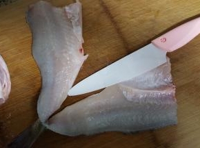 4.除净胸部刺，用奈瓷刀帖着鱼刺片，很快会剔好，你和大厨之间只是一把刀的距离（吼吼）