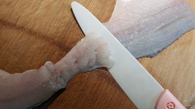 6.再用刀横着斜切。