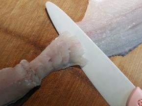 6.再用刀横着斜切。