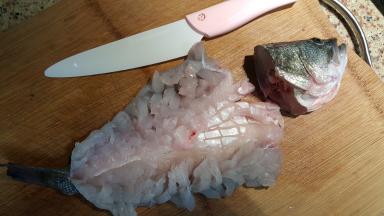 8.将两片鱼肉都切好，奈瓷刀用水冲一冲，没鱼腥味道哦，平时的刀具切完鱼又是洗又是洗洁精，还不一定能除味呢，奈瓷刀将成为我的新宠。