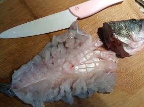 8.将两片鱼肉都切好，奈瓷刀用水冲一冲，没鱼腥味道哦，平时的刀具切完鱼又是洗又是洗洁精，还不一定能除味呢，奈瓷刀将成为我的新宠。