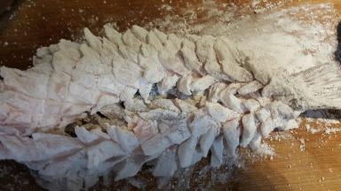 9.把鱼身和鱼头都分别用玉米淀粉，包裹均匀。