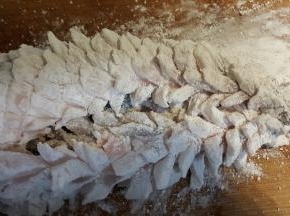 9.把鱼身和鱼头都分别用玉米淀粉，包裹均匀。