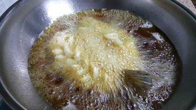 10.鱼尾相连入油锅炸到金黄色。