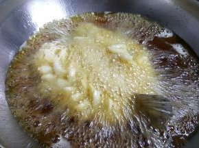 10.鱼尾相连入油锅炸到金黄色。