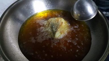 11.再将鱼头也炸成金黄色。