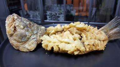 12.最好将鱼复炸一遍备用。