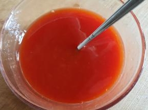 13.将糖醋汁的所有用料放在容器中混合均匀。