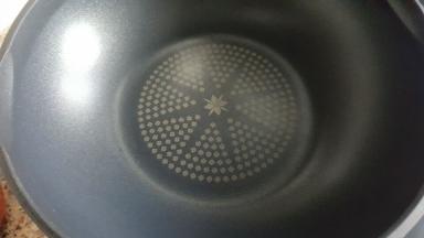 15.炒锅中不加油，放在火上烧热。