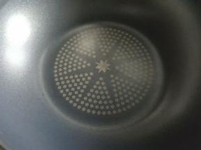 15.炒锅中不加油，放在火上烧热。