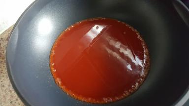 16.倒入糖醋汁煮开。