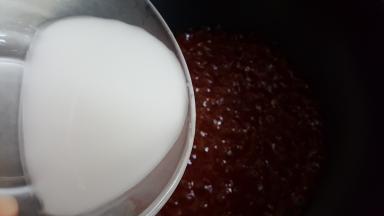 18.加入适量水淀粉，勾个簿芡。