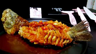 19.在鲈鱼上浇上酱汁拼盘而成。