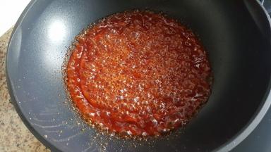 17.将糖醋汁煮开，煮至冒大泡泡。