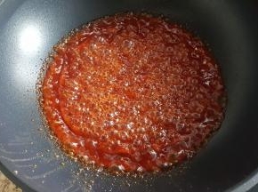 17.将糖醋汁煮开，煮至冒大泡泡。