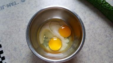 1.将鸡蛋打在碗中，容器中加入适量的水淀粉，打散备用。