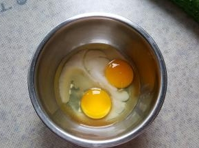 1.将鸡蛋打在碗中，容器中加入适量的水淀粉，打散备用。