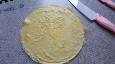 3.鸡蛋饼只煎一面，煎熟后放在案板上。