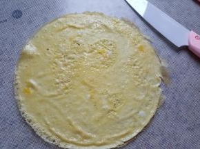 3.鸡蛋饼只煎一面，煎熟后放在案板上。