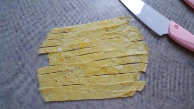 4.用刀将它划成长条，新败的奈瓷刀非常锋利好用，以前的刀没法划（因为刀尖不锋利哦）只能切还切不直。