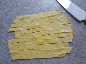 4.用刀将它划成长条，新败的奈瓷刀非常锋利好用，以前的刀没法划（因为刀尖不锋利哦）只能切还切不直。