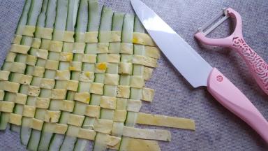 6.用鸡蛋皮与黄瓜片，交叉编好备用。