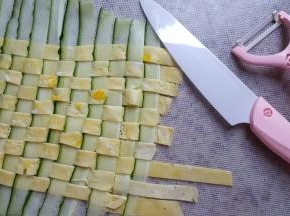 6.用鸡蛋皮与黄瓜片，交叉编好备用。