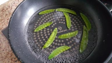 7.炒锅中放少许橄榄油和食用盐，将荷兰豆氽熟。