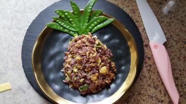 9.用荷兰豆和炒饭摆盘，摆出菠萝的形状。