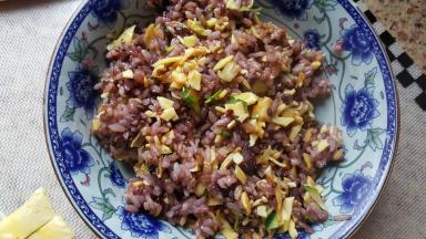 8.把剩米饭和剩下的边角料炒成炒饭。