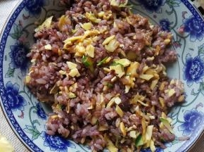 8.把剩米饭和剩下的边角料炒成炒饭。