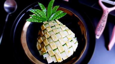 10.把编织好的菠萝皮放在上面，四周剪去多余的部分。