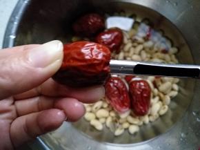 红枣用去核器去核