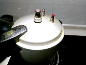 中火煮至上汽即可关火